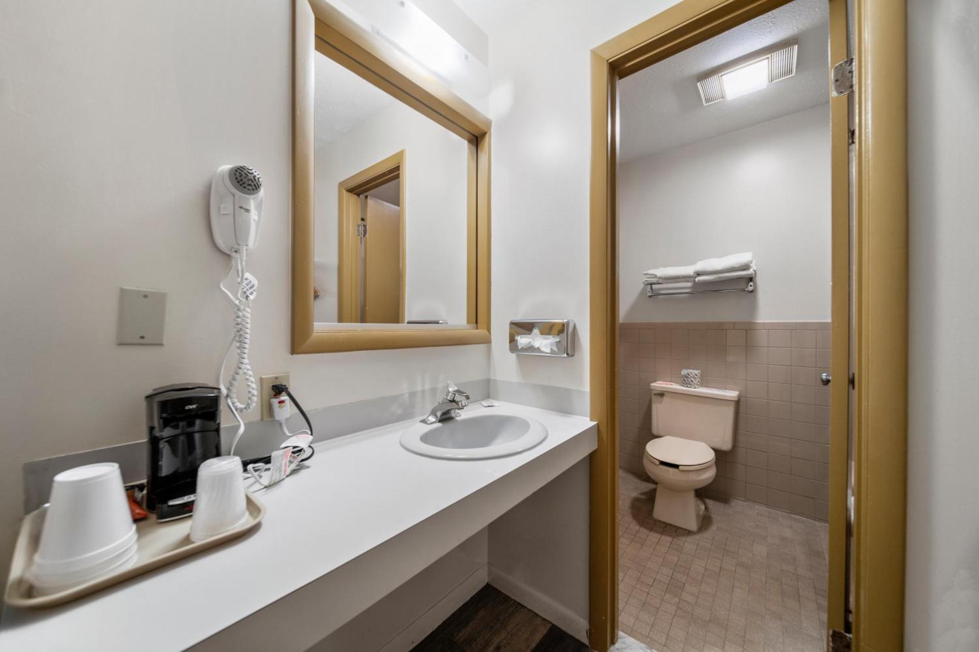 Executive Inn Cass City Room photo